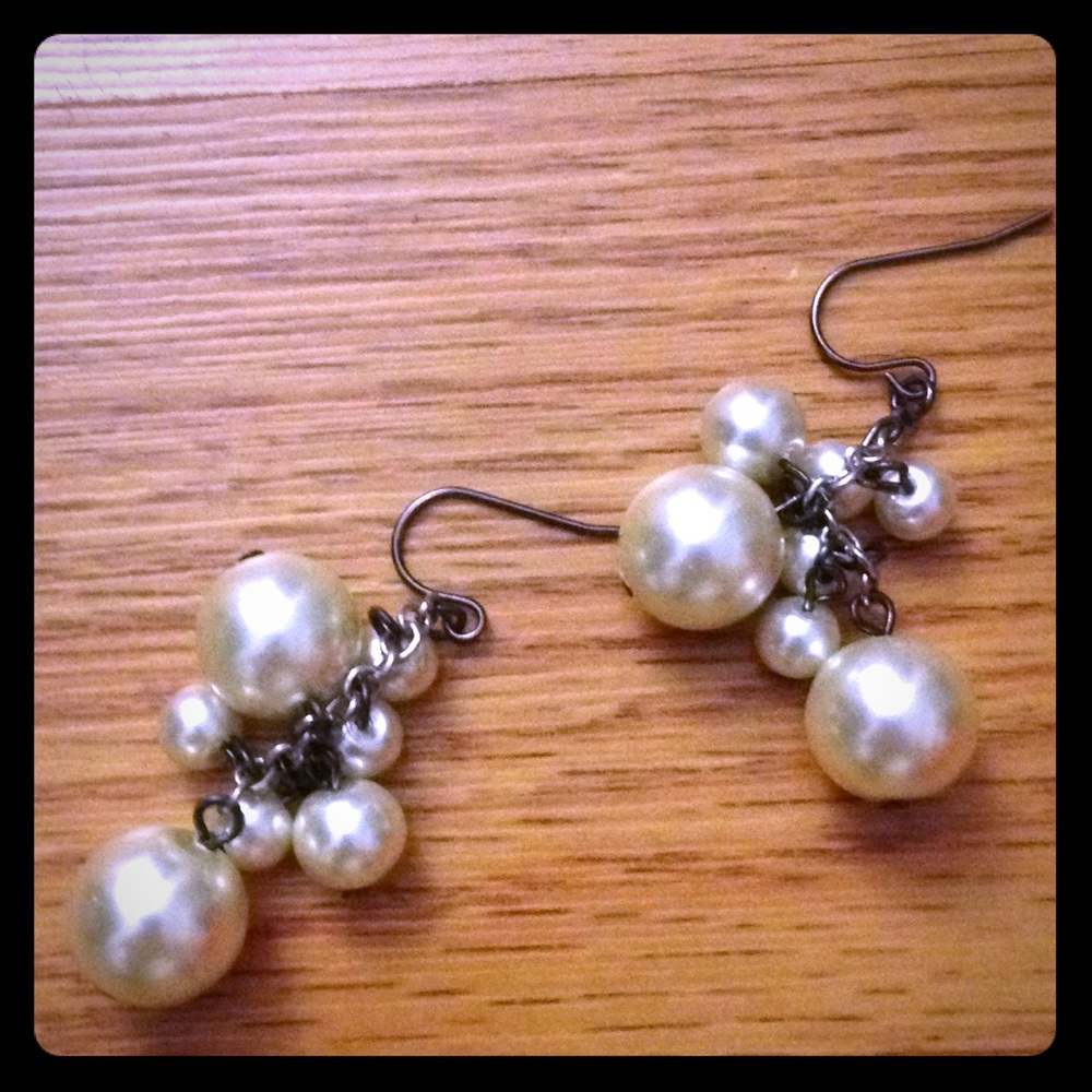 Vera wang pearl earrings